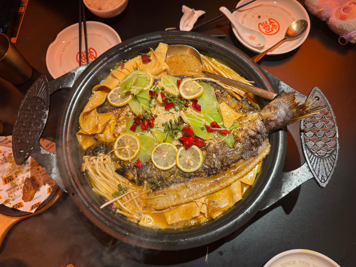 Очень люблю это блюдо: рыба продается в таком «котле», где снизу горит огонь, а значит, что блюдо всегда горячее. По необходимости подливают бульон