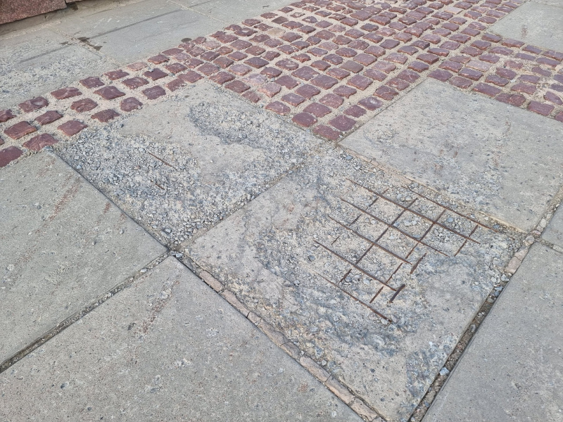    Плитку на набережной Петрозаводска подрядчик переложил, а часть просто покрасилИрина Яковлева