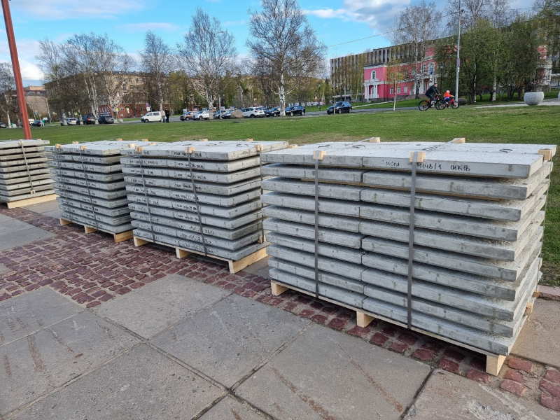    Плитку на набережной Петрозаводска подрядчик переложил, а часть просто покрасилИрина Яковлева