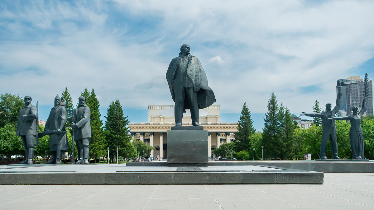 Памятник Владимиру Ильичу Ленину. Новосибирск. Фотография - www.openmainphoto.ru