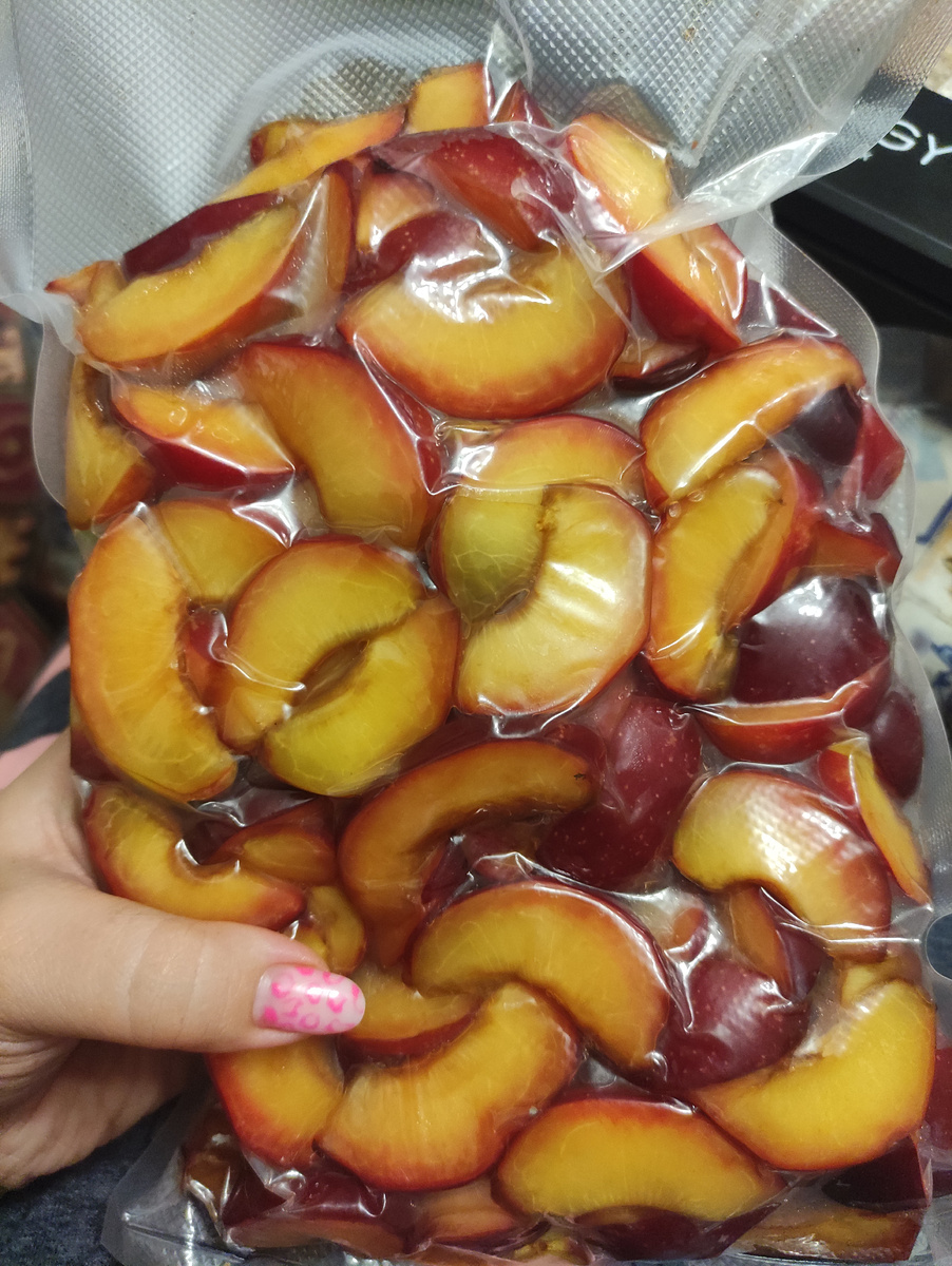 Слива, заготовленная в вакууматоре на зиму 