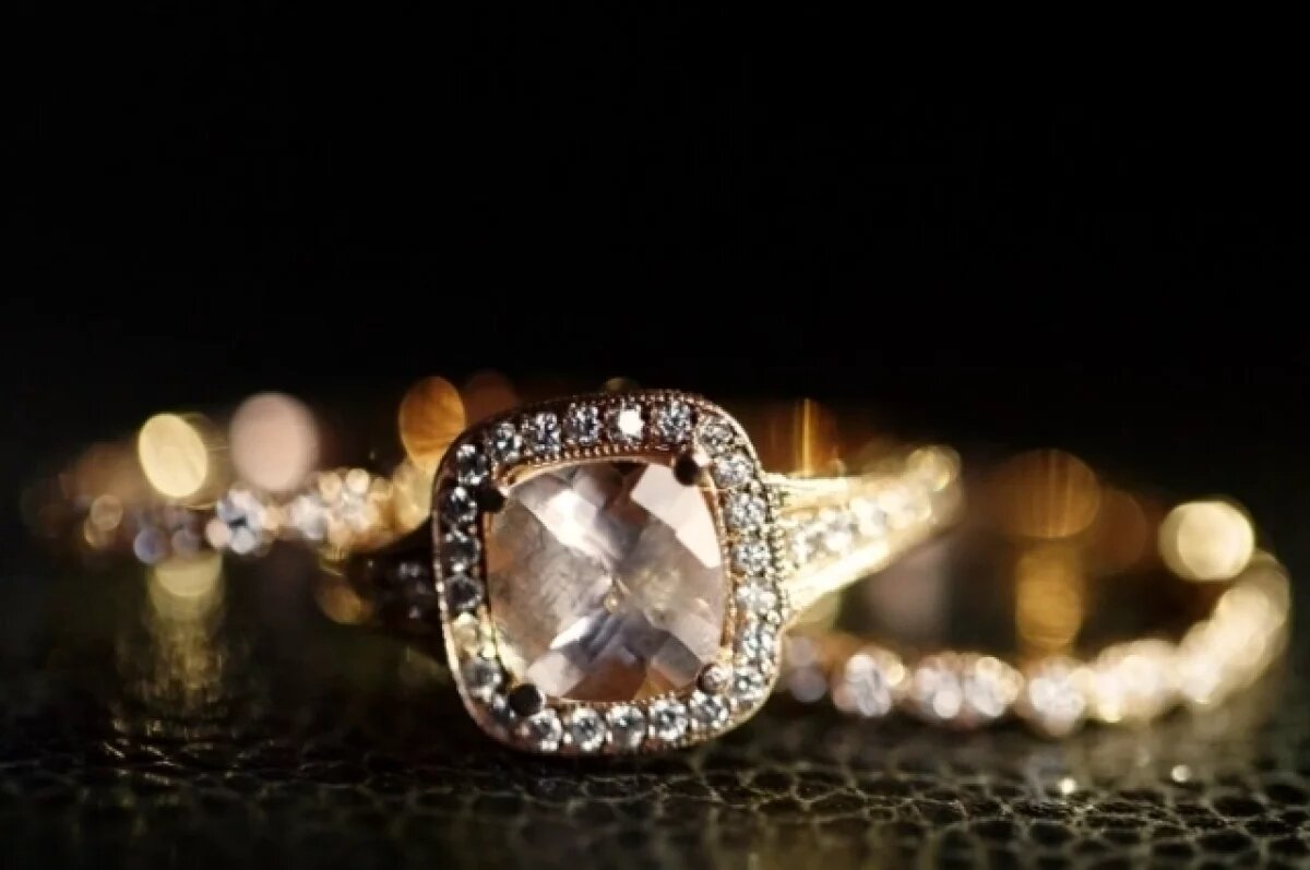    Гендиректор сети ювелирных магазинов похитила 170 украшений почти на 8 млн