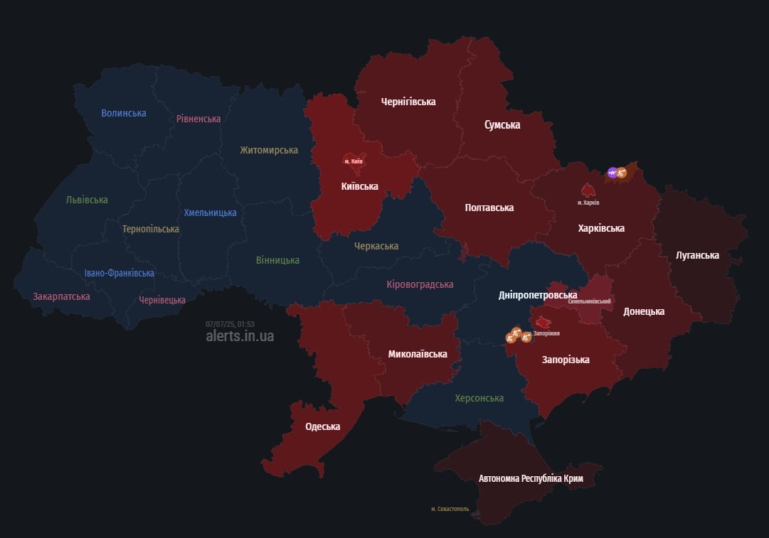    В столице работают силы противовоздушной обороны. Людей призывают оставаться в безопасных местах.
