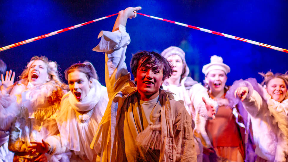 Сцена из спектакля «Снегопады».📷Фото: Владимир Колодчук / Коммерсантъ