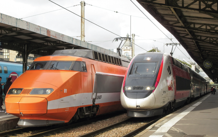 Картинки Яндекса. Сохранившийся TGV Sud-Est 01, перекрашенный в свой первоначальный оранжевый цвет, стоит рядом с Euroduplex Lyria TGV 4728 на Лионском вокзале.