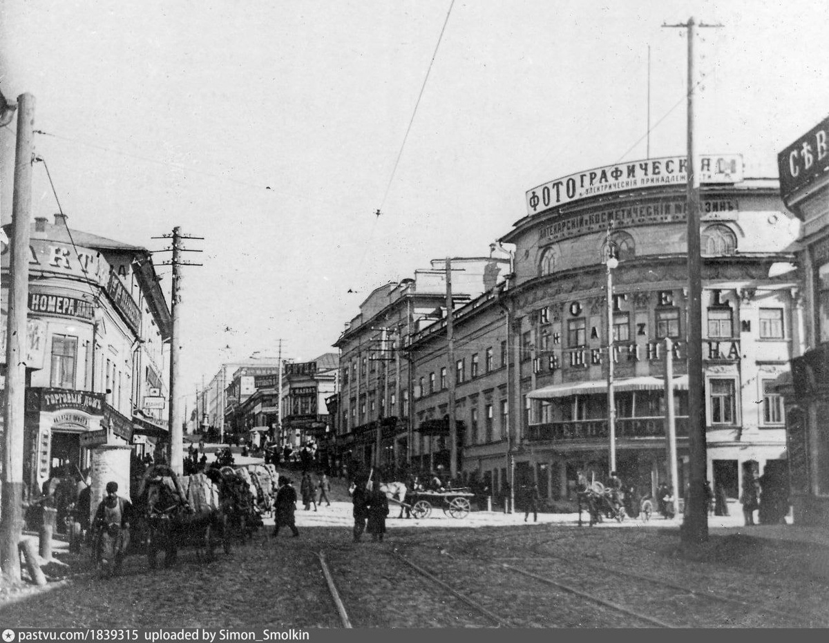 Улица Гостинодворская (сегодня Чернышевского) в Казани. Слева видно рекламу номеров «Кама»