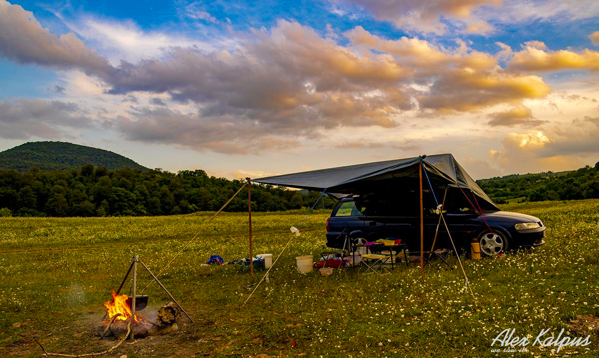 Варка рыбы во время рыбалки. Грузия.
