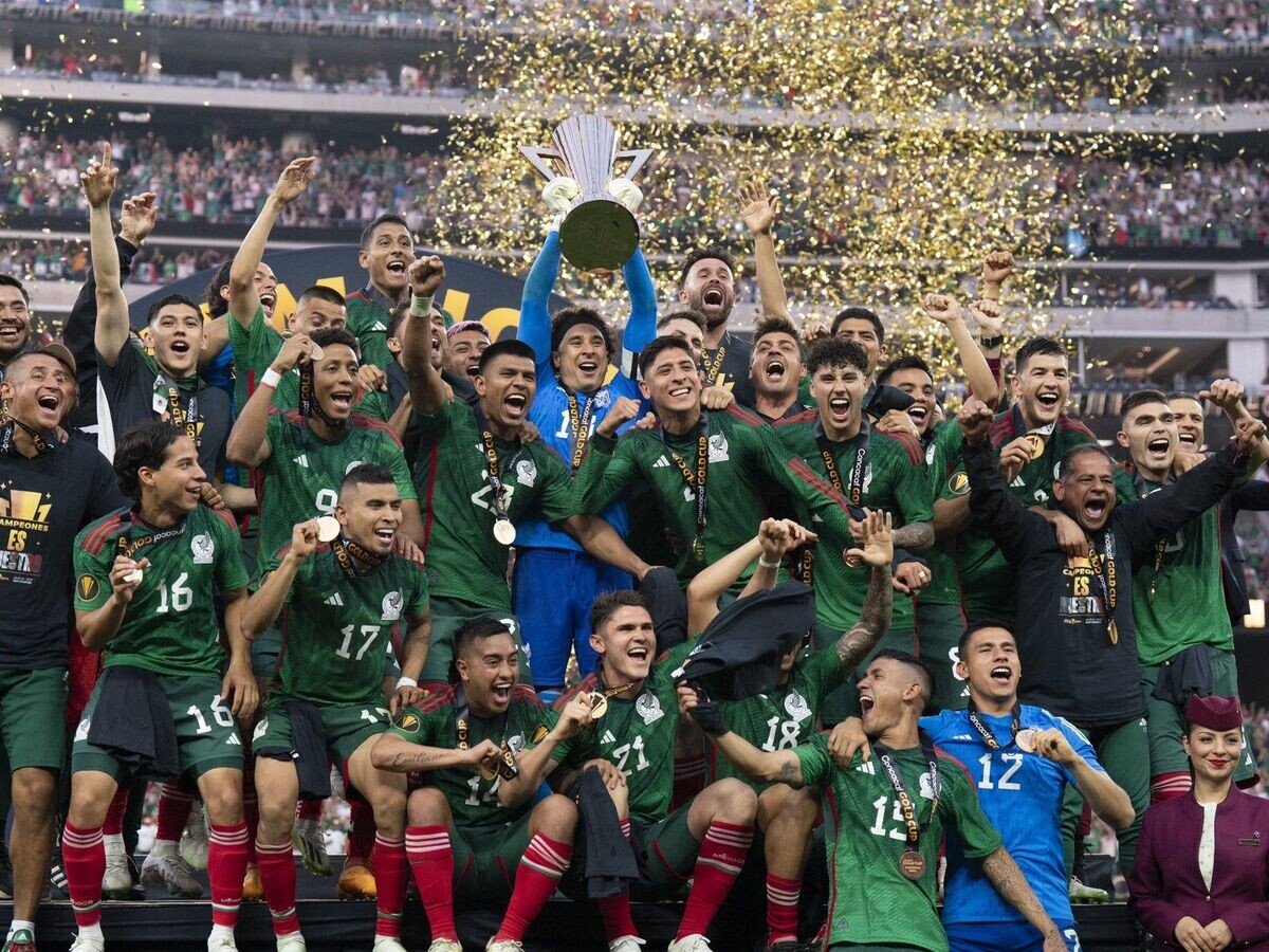    Футболисты сборной Мексики празднуют победу в Кубке КОНКАКАФ© Фото : Пресс-служба сборной Мексики
