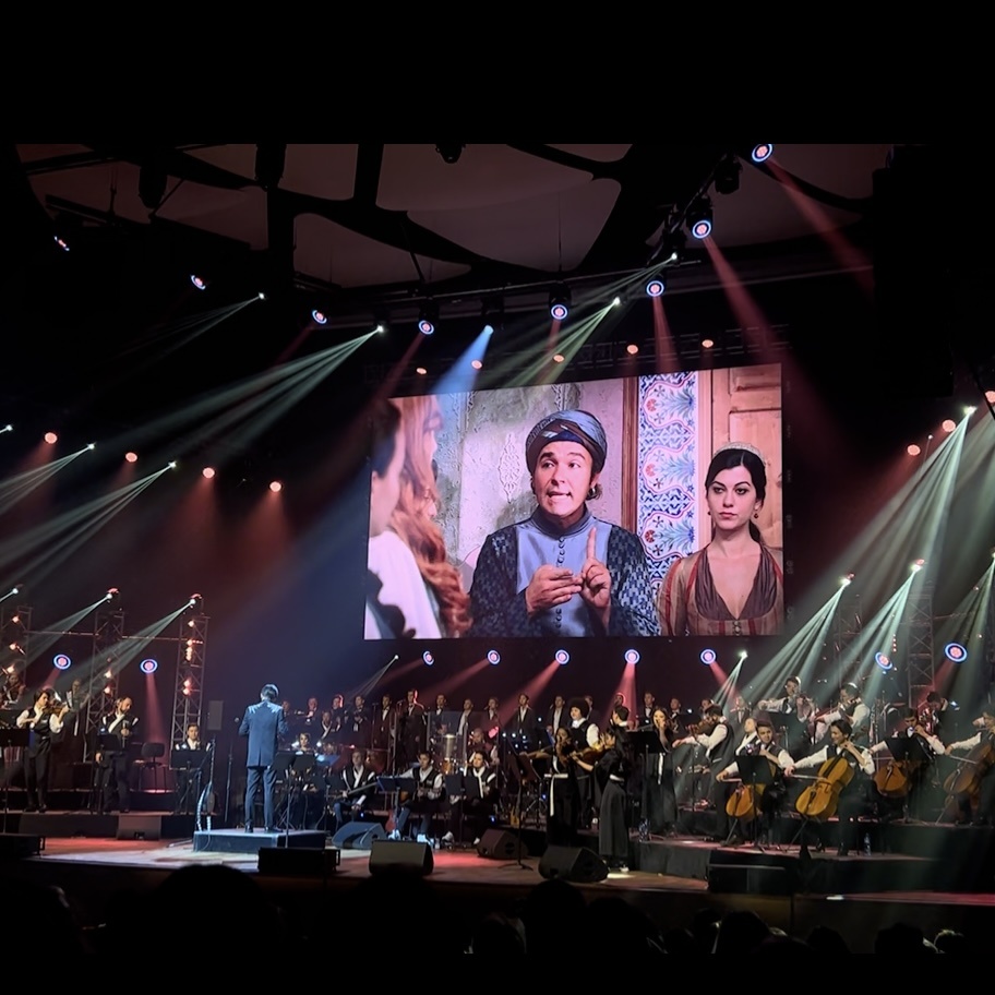 Все музыкальные темы и кадры были в последовательности сериала