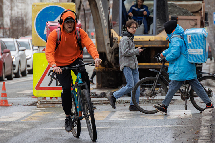    Согнать «огромную армию курьеров и таксистов» на заводы — давняя голубая мечта министра Олега Коробченко.   
Фото: «БИЗНЕС Online»