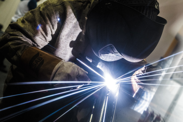    По данным сервиса «Avito Работа», в категории рабочих и линейных профессий самые большие зарплаты в Татарстане предлагают наладчикам (111 тыс. рублей), сварщикам (108,4 тыс. рублей) и арматурщикам (108,3 тыс. рублей).   
Фото: «БИЗНЕС Online»