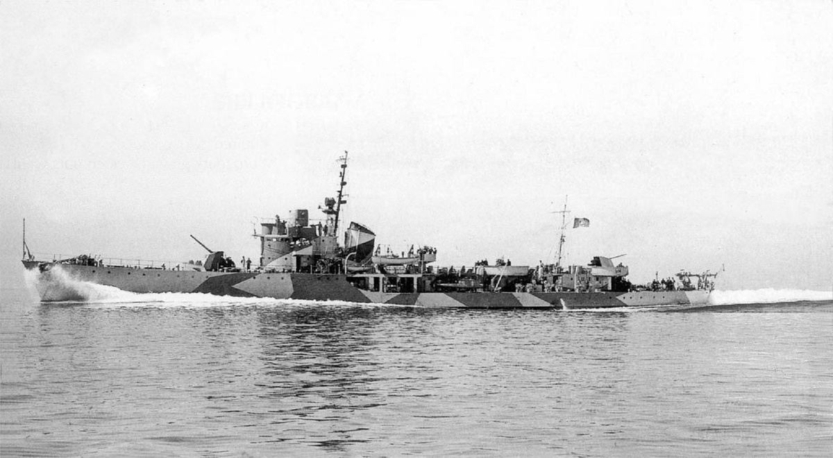 Итальянский эскортный миноносец "Чиклоне" (командир корабля - капитано ди корветта Луиджи ди Паола) разгоняется до максимальной скорости во время ходовых испытаний. Адриатическое море, Триестский залив, май 1942 года.
 