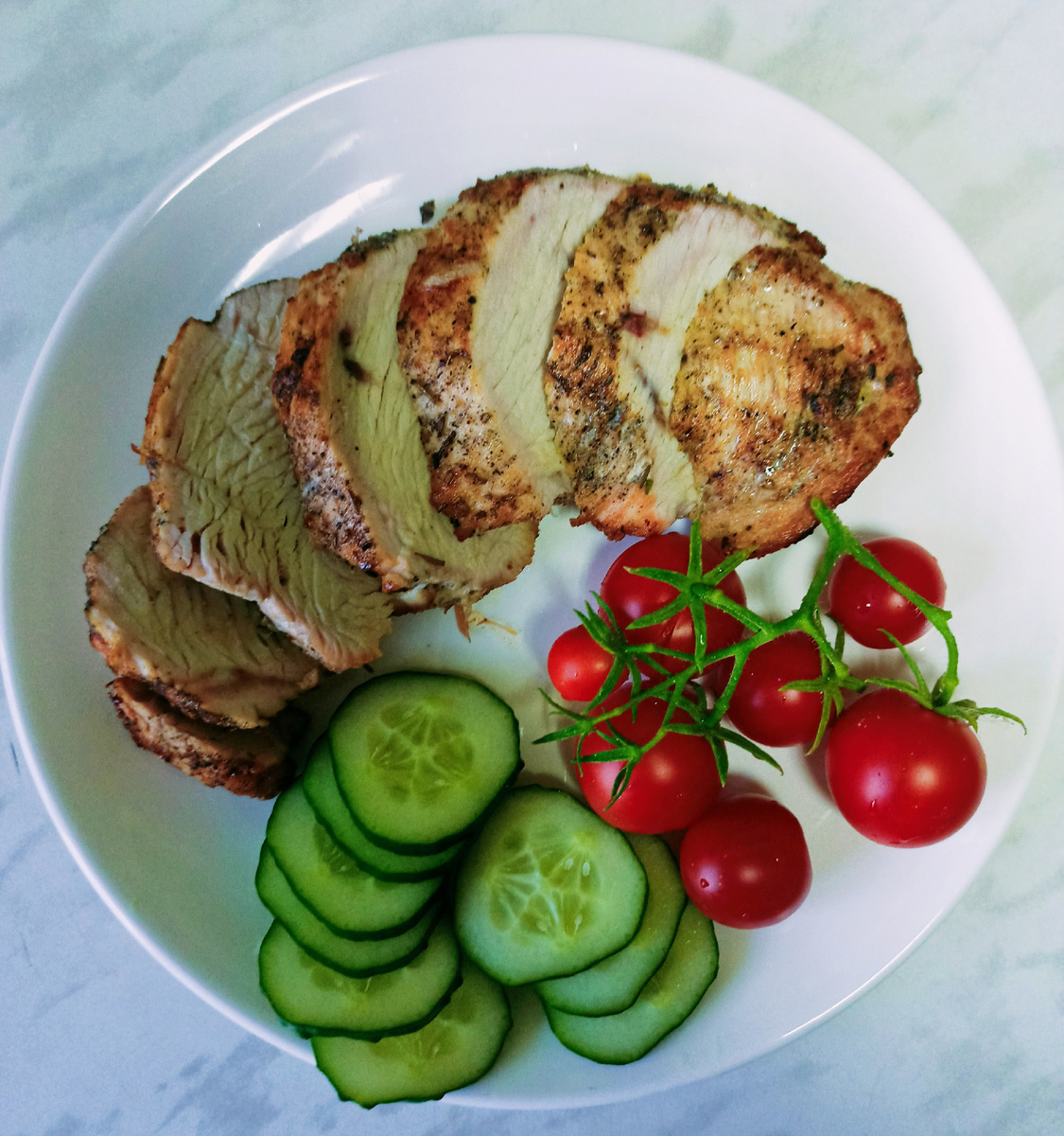 Помидорки выращены на подоконнике - прекрасное дополнение к индейке