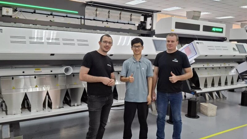     Сергей Провоторов (слева) и Андрей Козлов (справа), сотрудники компании «Руспром», в обучающей поездке на завод Meyer в Китае. Предоставлено компанией «Руспром»