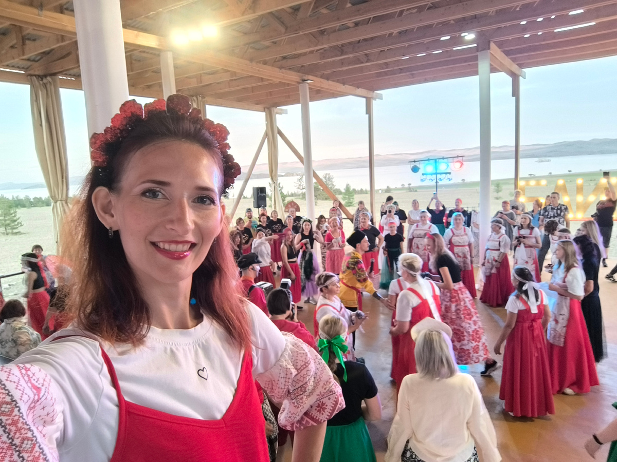 Селфи на фоне зумбического народа