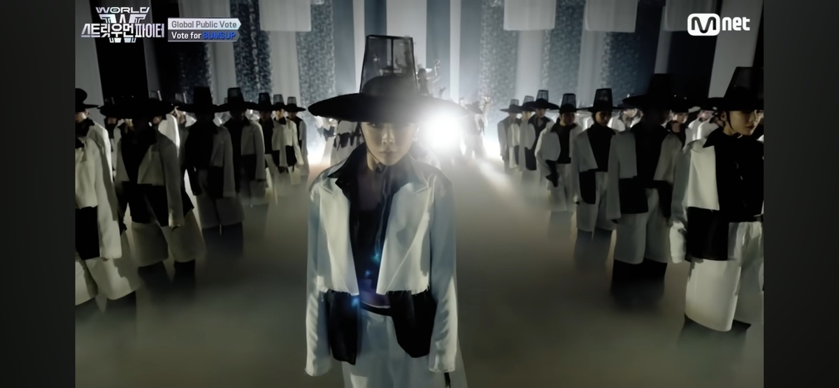 Корейская танцевальная группа Bumsup представляет выступление «World Street Woman Fighter», воплощая концепцию корейских жнецов смерти (YouTube)