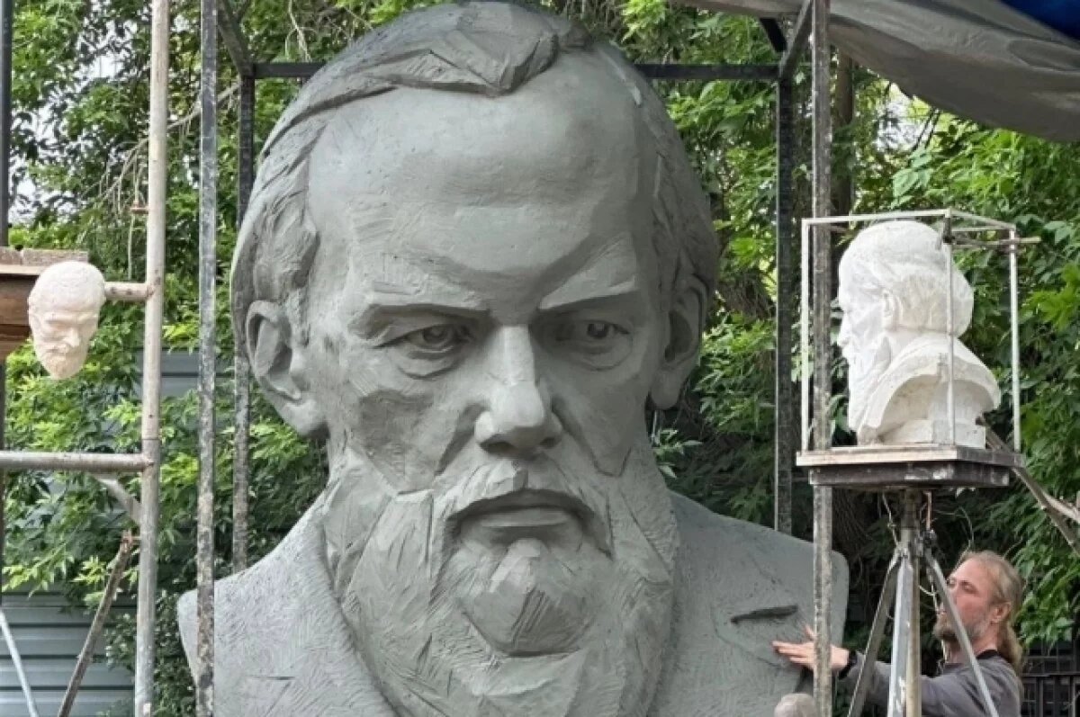    Омичам показали, как будет выглядеть памятник Достоевскому у ОмГУ