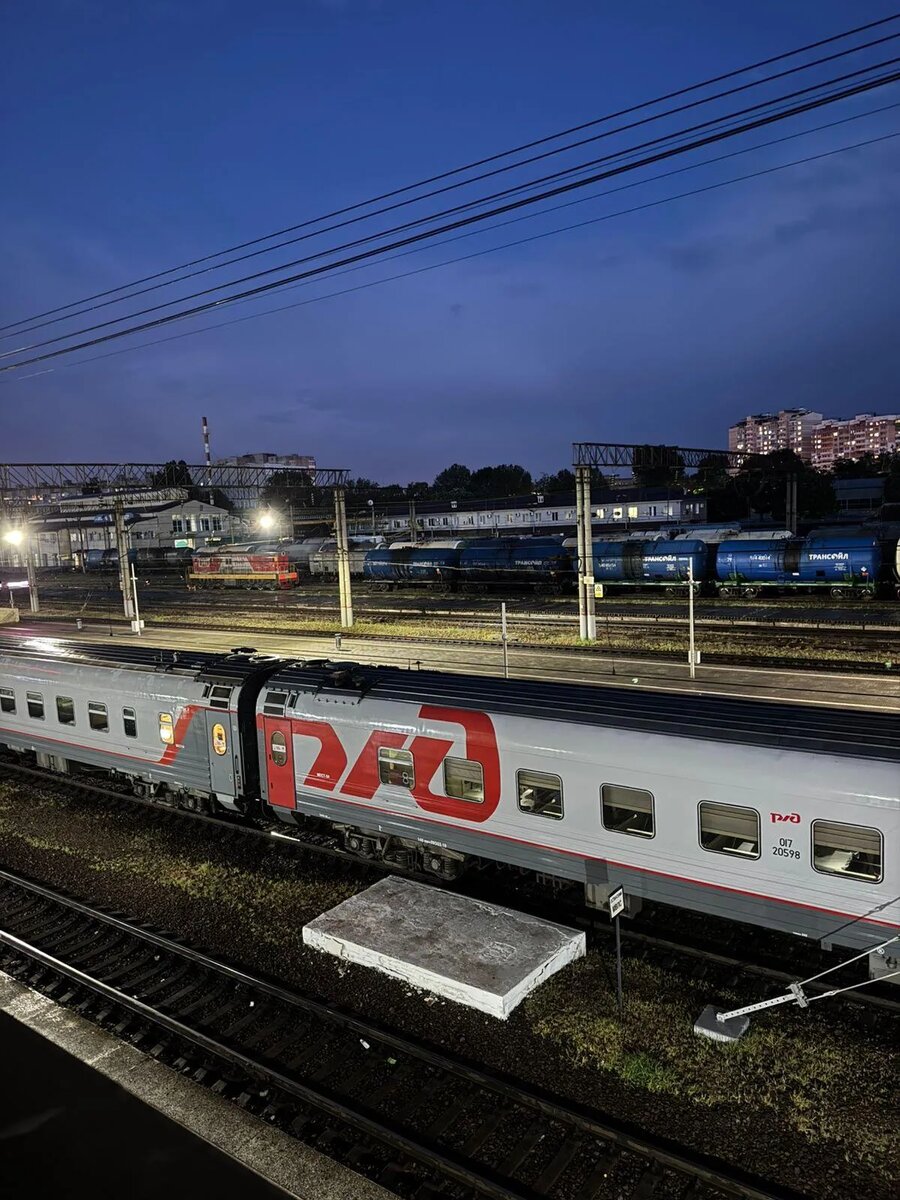 Вид из окна вокзала на пути