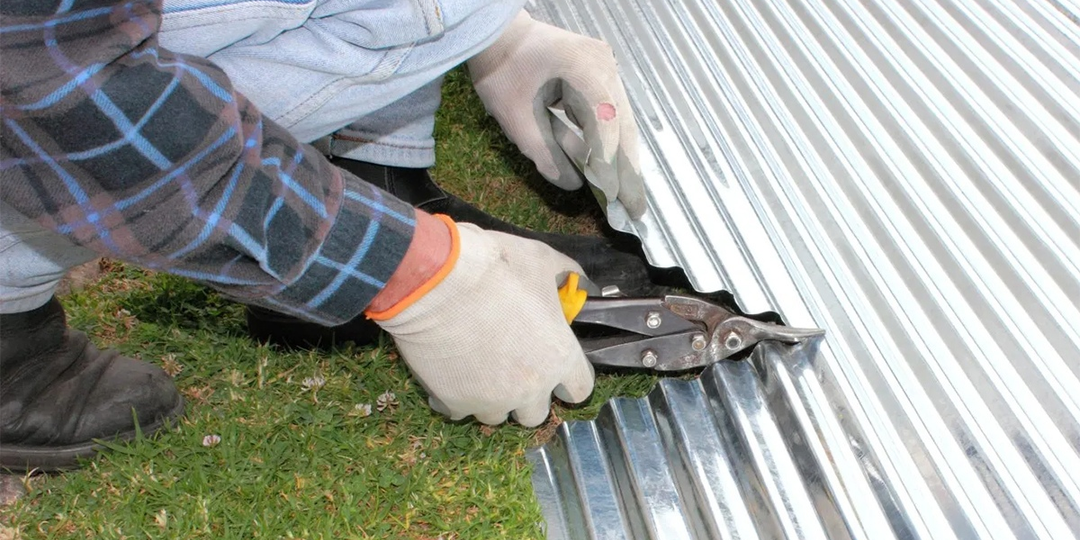 Чем резать профнастил