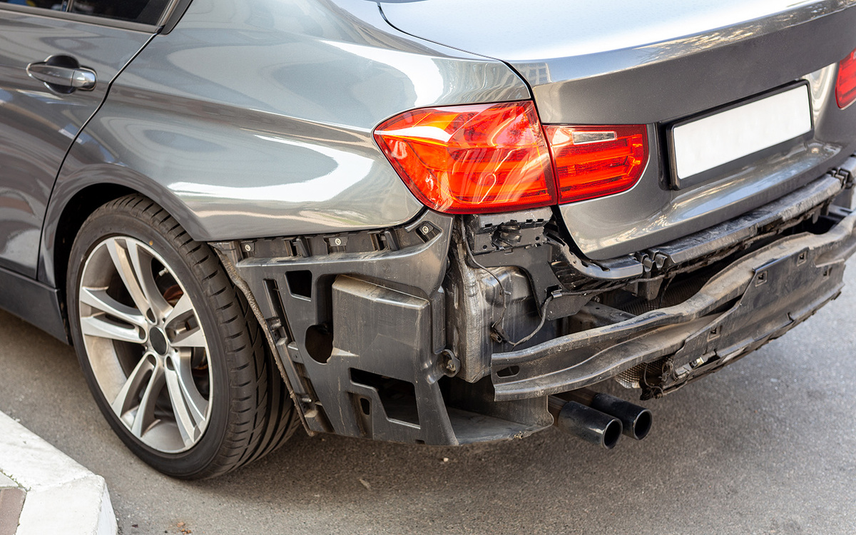 K-FK / Shutterstock / FOTODOM📷В процессе демонтажа нельзя забывать о проводке датчиков, противотуманок и других комплектующих, которые имеют связь с задним бампером