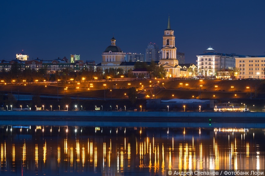 Вид на набережную реки Кама и Спасо-Преображенский кафедральный собор. Архитектурная достопримечательность Перми 