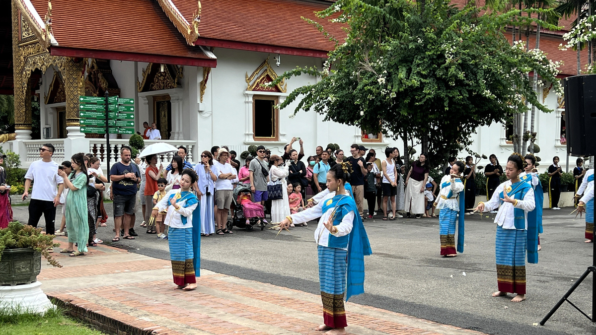 Традиционные танцы на территории храма "Чеди Луанг"