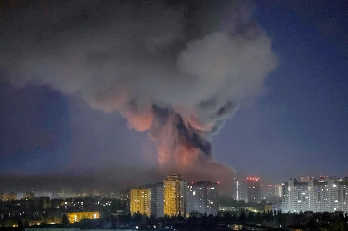    Российские войска наносят удар по военным объектам в Киеве.