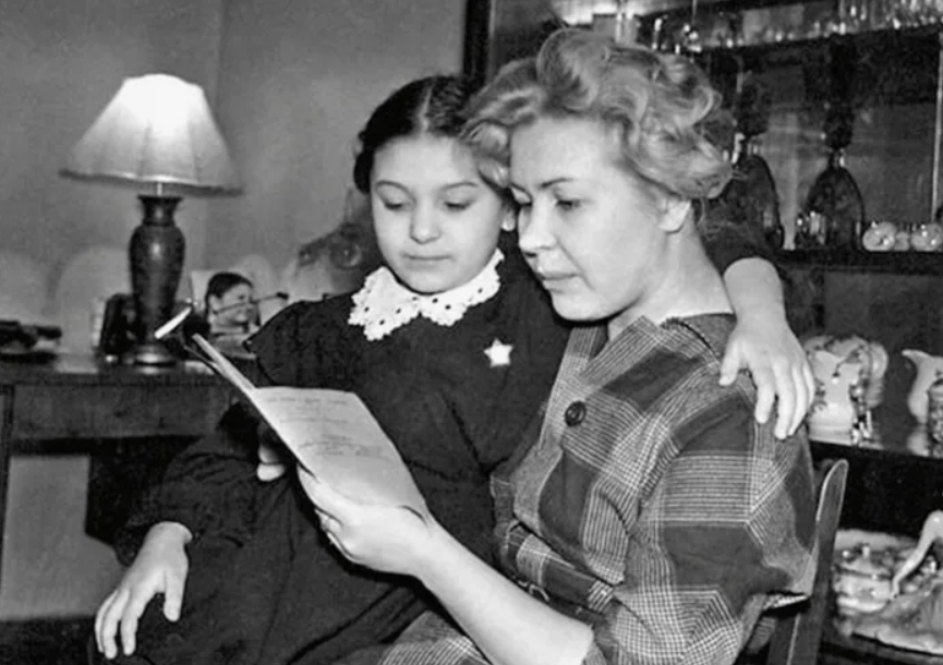 Наталья в детстве с мамой Инной Макаровой