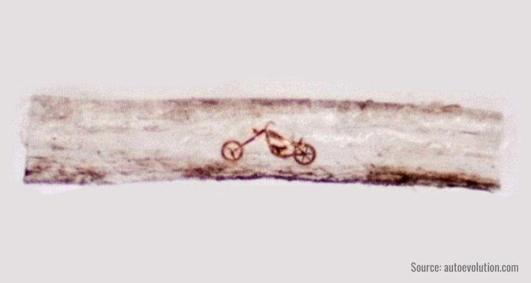 Мотоцикл "Харли-Дэвидсон" размером 3 микрона, созданный из 24-каратного золота и помещённый внутри человеческого волоса