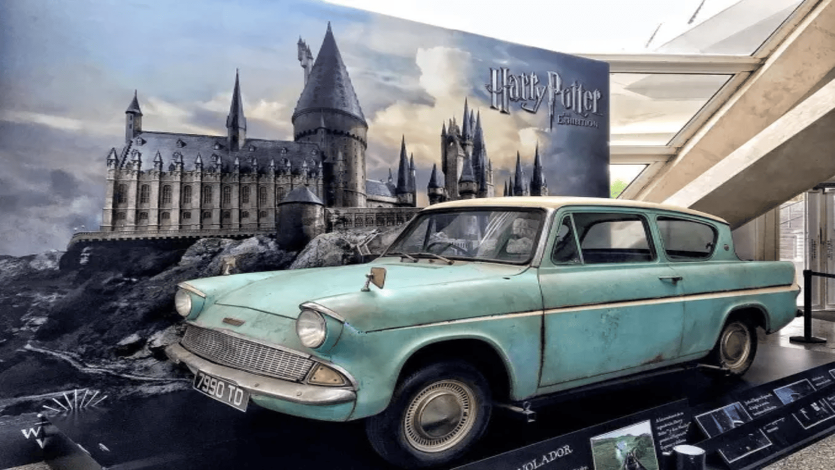 Вот как выглядела съемочная сцена с легендарным летающим автомобилем — иногда реквизит ломался прямо во время съемки.