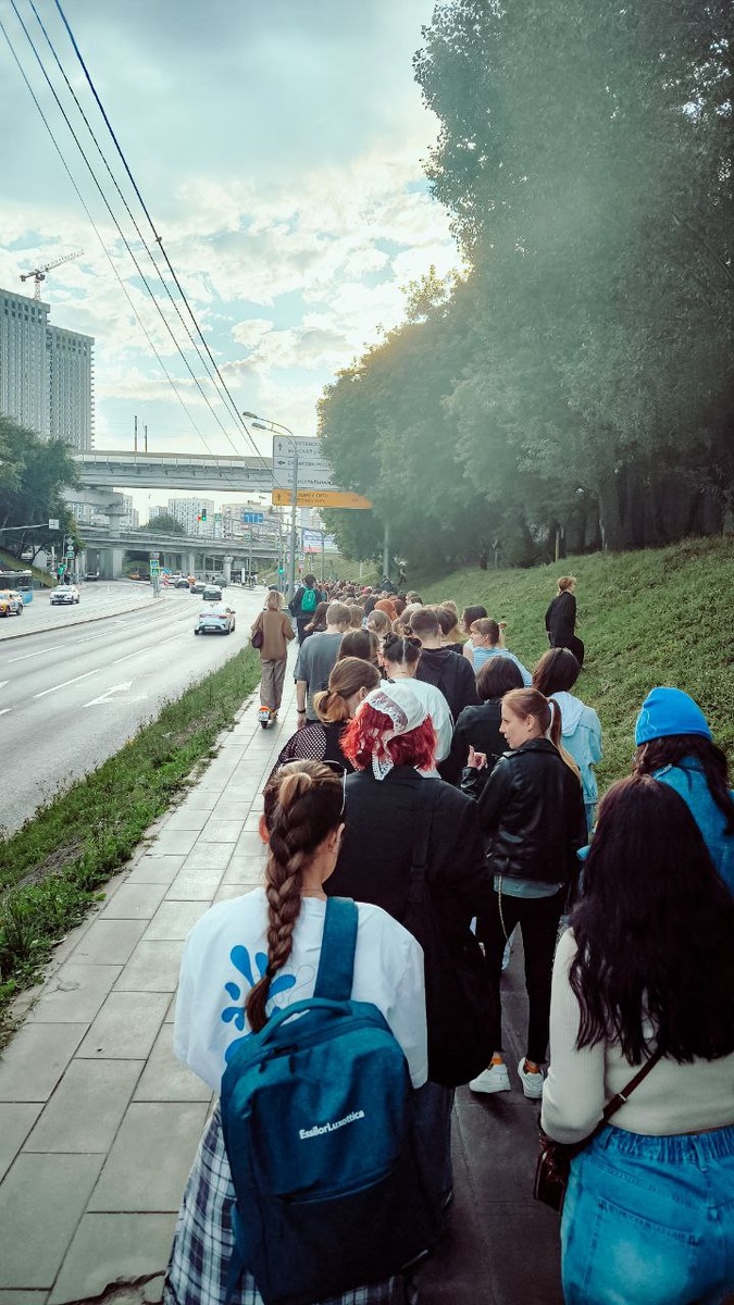 это уже близко ко входу на фестиваль, вообще всё было гораздо страшнее изначально