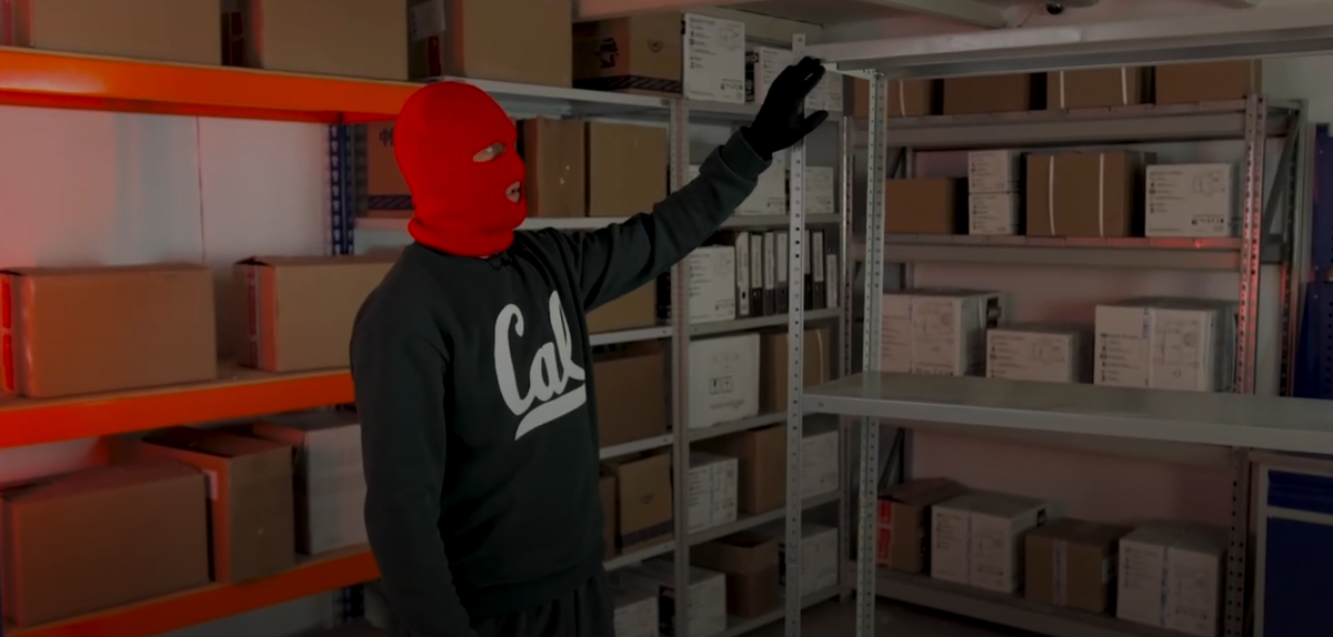 «Большинство стеллажей ломаются не из-за плохого металла, а из-за кривой сборки», — говорим мы в видео (ссылка в конце статьи).