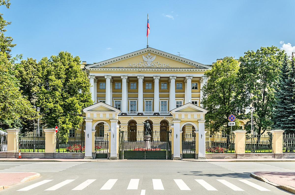 Смольный дворец - ныне тут распологается администрация Санкт-Петербурга 