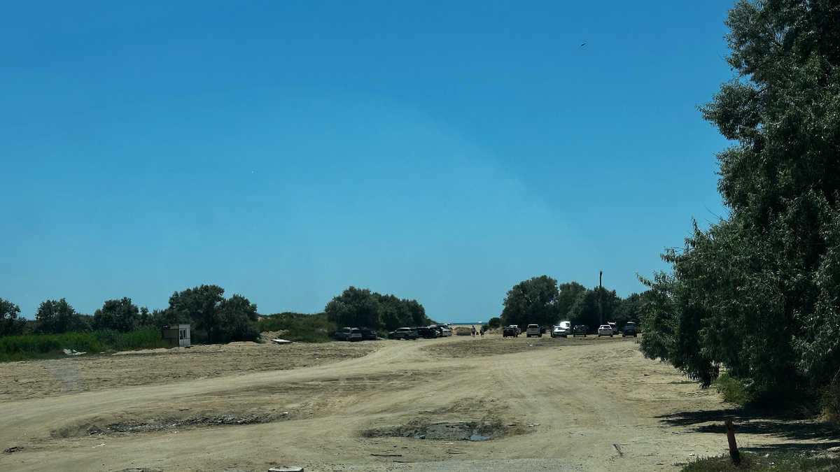 Те, кто был в Благовещенской в сезон, помнят эту стоянку с паравозиком - да это она. 