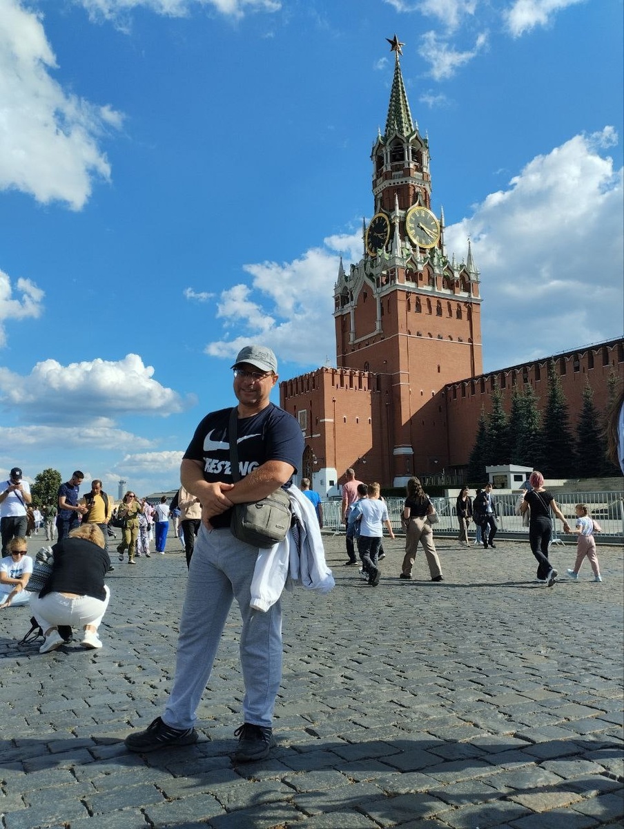 Юрий Мельничук на Красной площади после демобилизации 