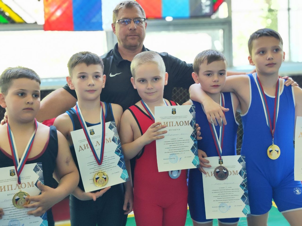 Юрий Мельничук с самыми младшими воспитанниками