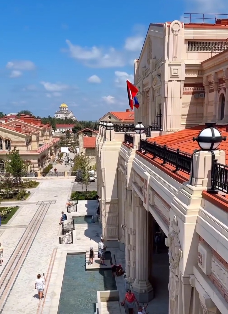 Сочетание белого камня с терракотовыми крышами - это знак узнаваемости Севастополя, эхо прошлого времени, когда Российская империя вносила свой стиль