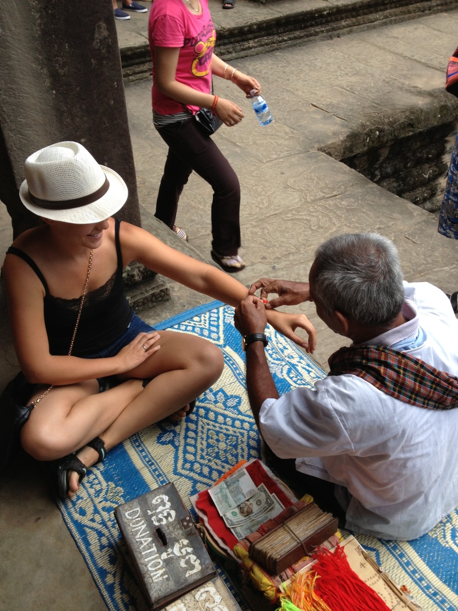 Монах показывает мне веревочку в Камбоджи