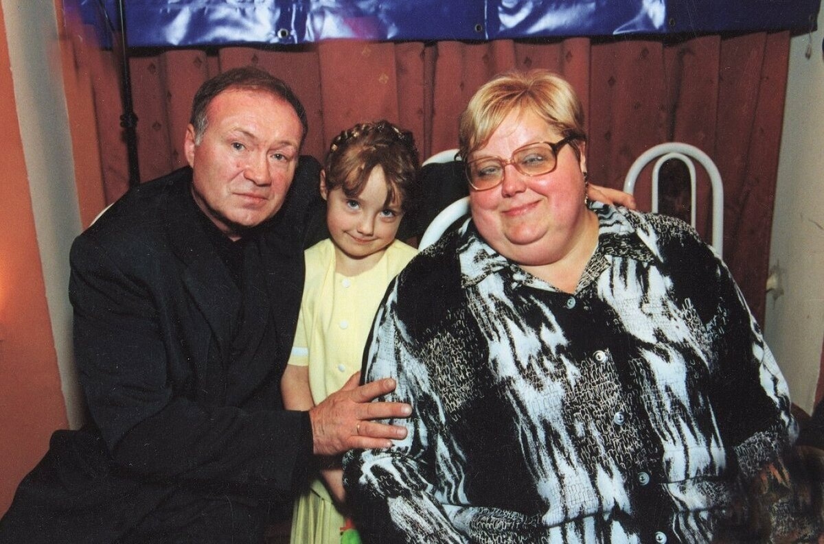 Юрий Кузнецов с женой и дочкой