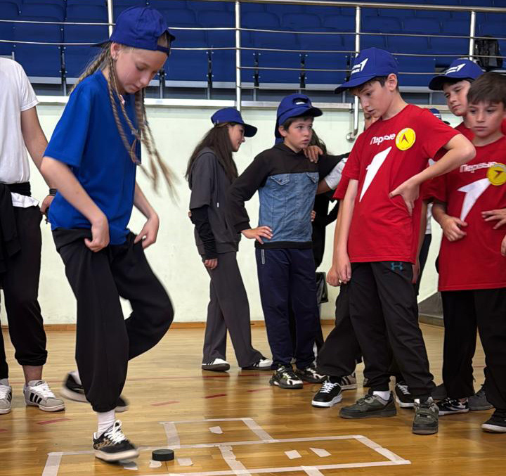 Игра в классики хорошо развивает координацию движений. Фото автора.