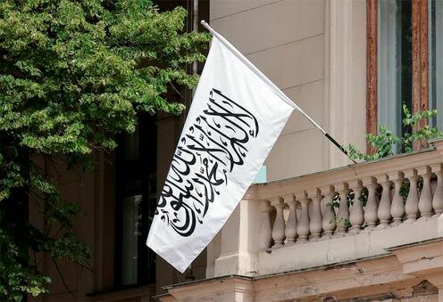 
Флаг талибов на здании посольства Афганистана в Москве. Фото с сайта washingtonpost.com