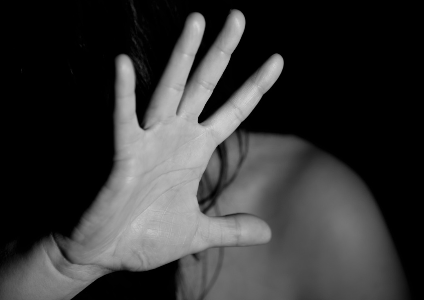 Пострадала молодая женщина




В Таганроге на улице Свободы случилось криминальное происшествие. В квартире собрались мужчина и женщина, чтобы вместе выпить. Как часто бывает, в опьянённом состоянии между гражданами произошёл конфликт. 

О случившемся журналистам рассказали в отделе по связям со СМИ УМВД России по городу Таганрогу. Сотрудники Отдела полиции № 1 получили сообщение о ЧП, выехали на место инцидента.

Они выяснили, что во время совместного распития алкоголя ранее судимый 57-летний мужчина раскладным ножом ударил 36-летнюю знакомую в грудь и шею. Он нанёс ей несколько ножевых ранений, женщина получила тяжкий вред здоровью.

Полицейские задержали нападавшего. В отношении него возбудили уголовное дело за умышленное причинение тяжкого вреда здоровью, совершённое с применением оружия. Сейчас он заключён под стражу.

Алла Рязанова