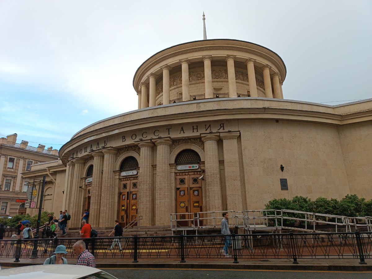 здания вестебюдя метро площадь Восстания на месте Знаменской церкви