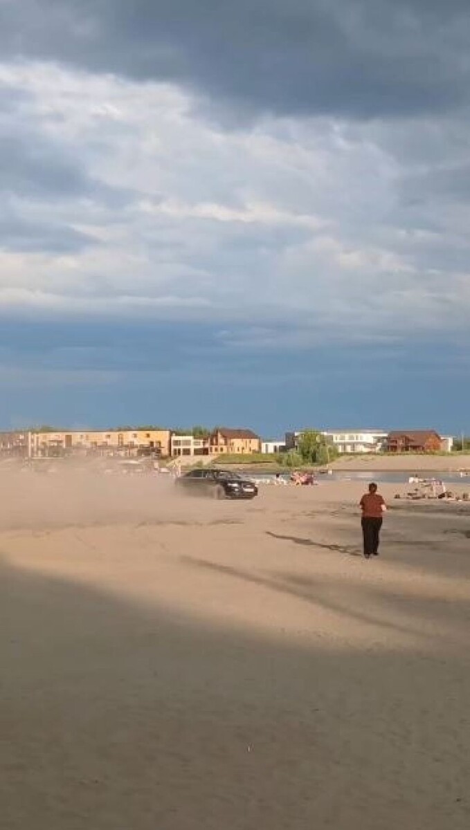    Дрифт на городском пляже в Барнауле. Источник: "Подслушано Барнаул"
