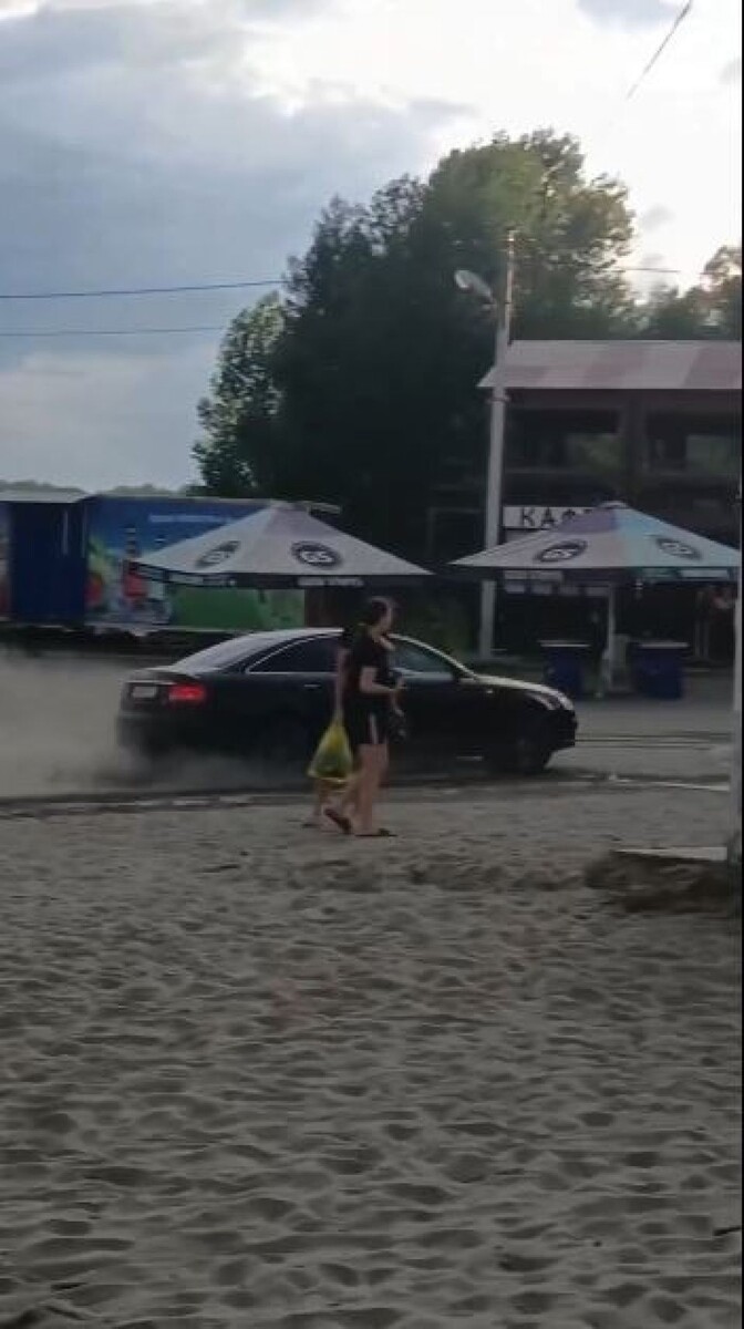    Дрифт на городском пляже в Барнауле. Источник: "Подслушано Барнаул"