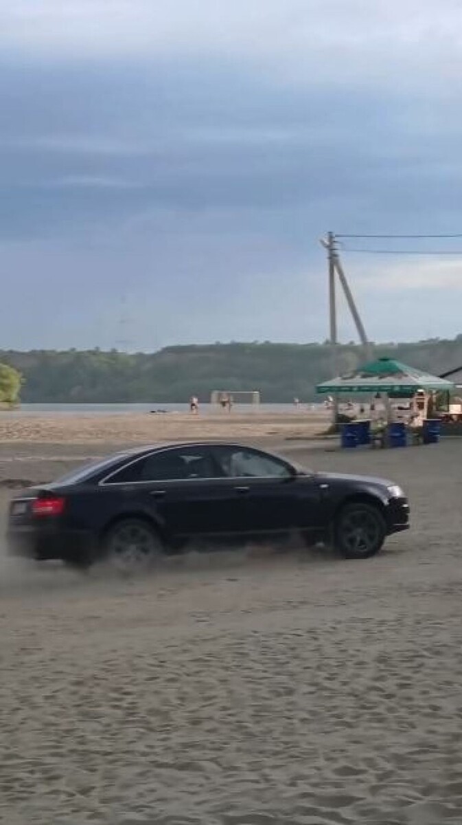    Дрифт на городском пляже в Барнауле. Источник: "Подслушано Барнаул"