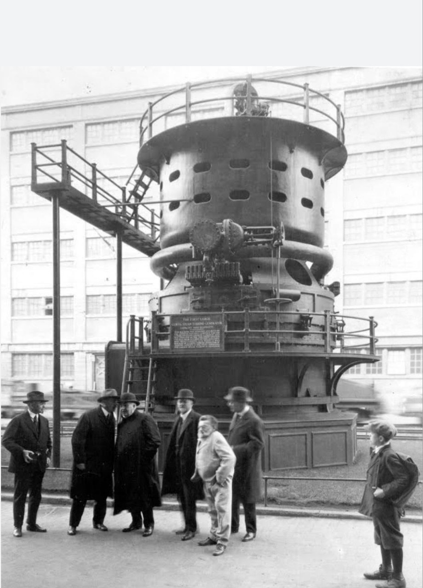 Чарльз Протеус Штейнмец в светлом костюме на фоне генератора