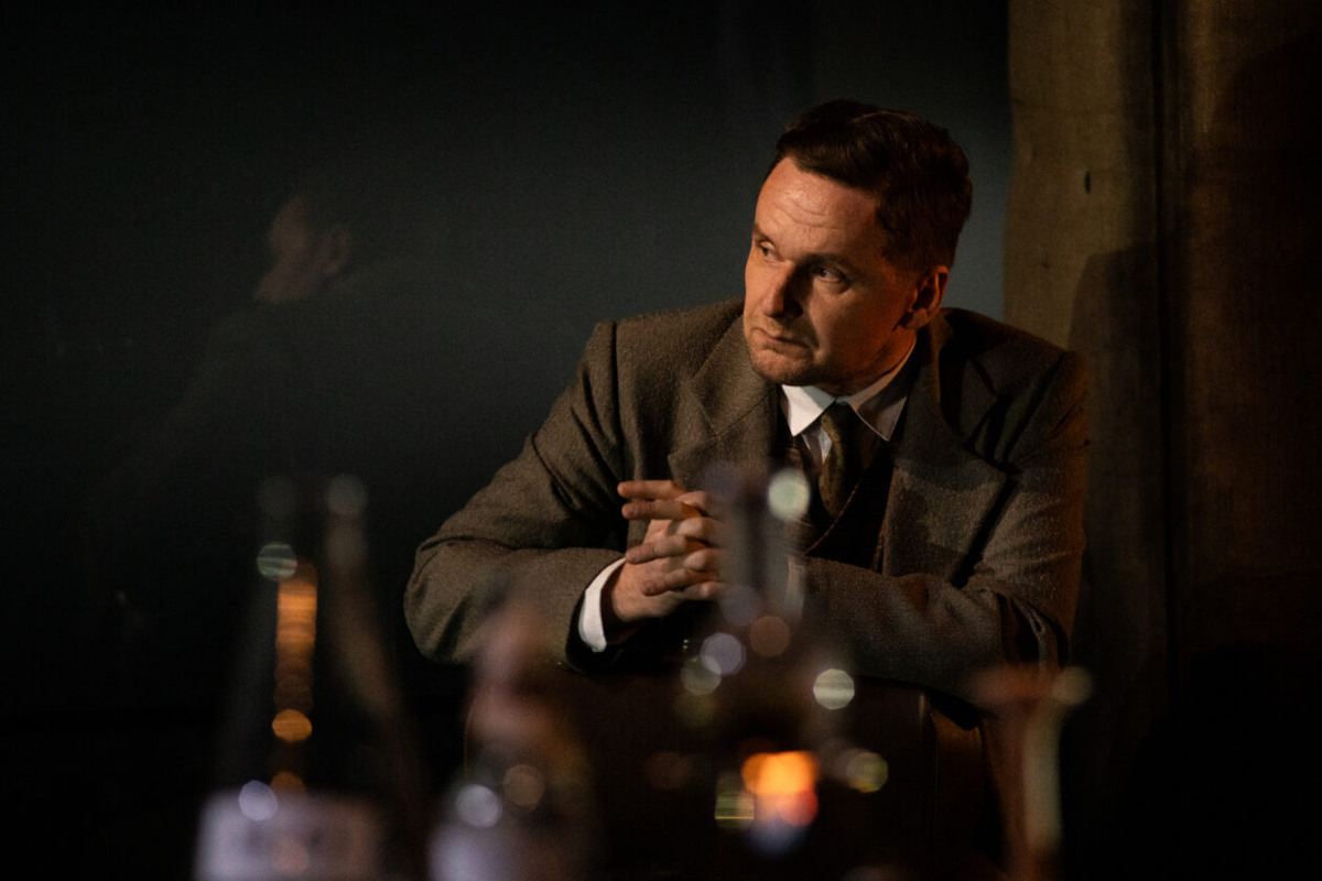 «Поговорим о странностях любви», роль Доктора
Фото: Анастасия Токарская/Иркутский драмтеатр