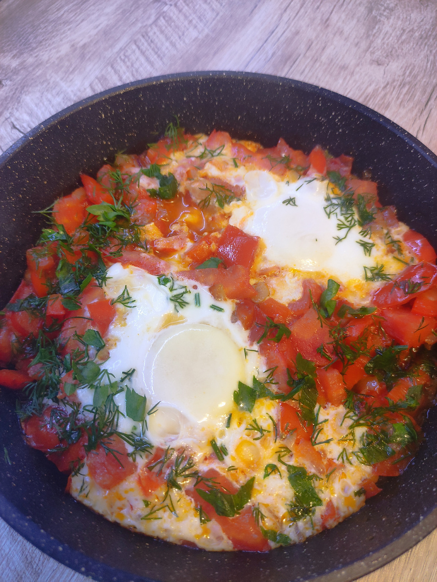 Ем прям со сковороды! Макая хлебушек в серединку желтка.. Мммм... 