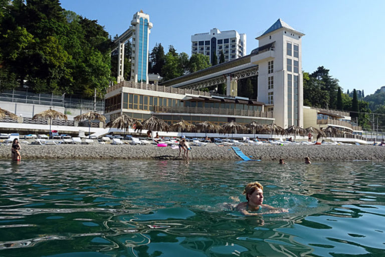 На пляже в Сочи вновь обнаружили мазут